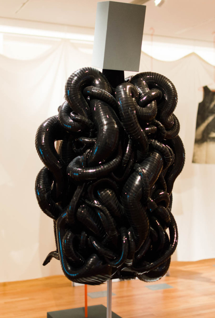 Iris van Herpen . Snake Dress, Haute Couture, Amsterdam, 2011. Vorderansicht.